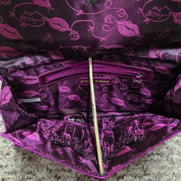 BETSEY JOHNSON PINK SKULL PURSE. - Picture 4 of 4